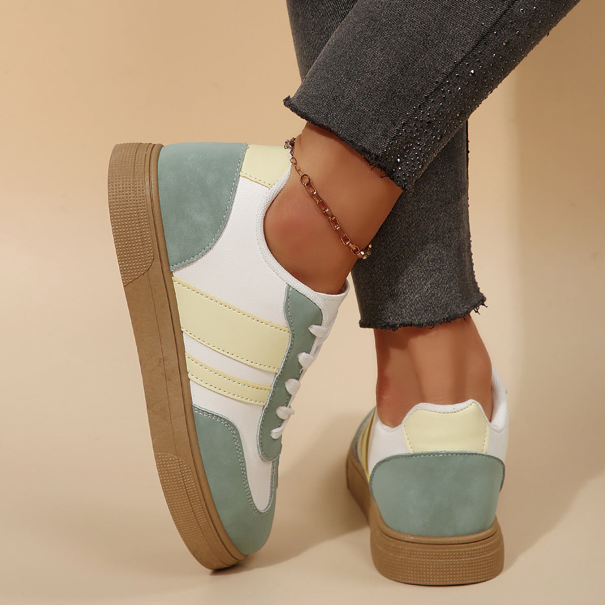 ๐โ๏ธ Retro Style and Modern Comfort - The Perfect Sports Shoes for Active Women! โจ