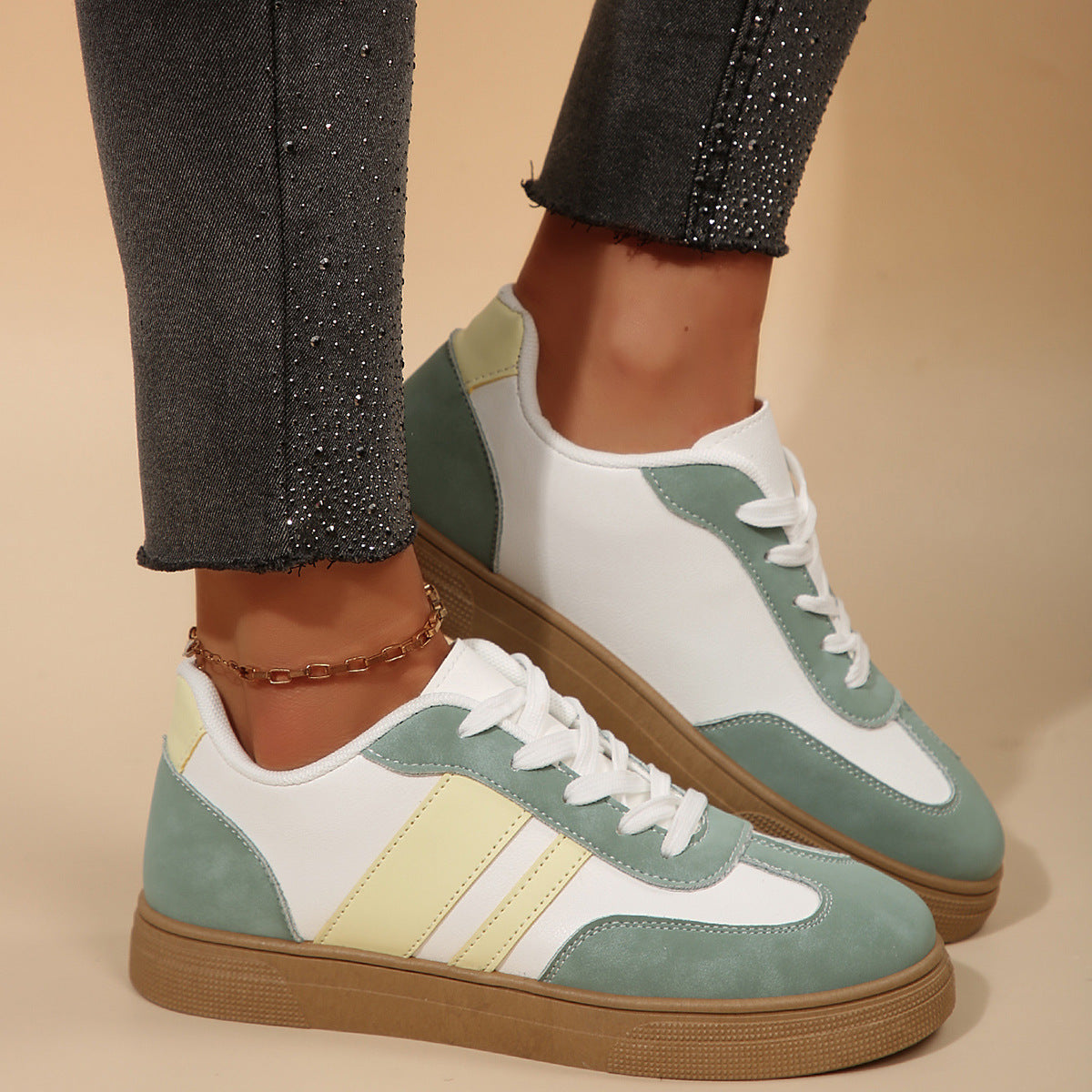 ๐โ๏ธ Retro Style and Modern Comfort - The Perfect Sports Shoes for Active Women! โจ