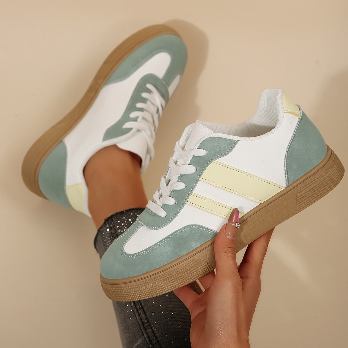 ๐โ๏ธ Retro Style and Modern Comfort - The Perfect Sports Shoes for Active Women! โจ