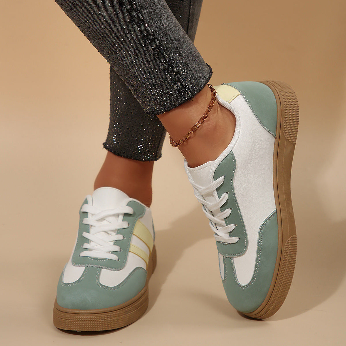 ๐โ๏ธ Retro Style and Modern Comfort - The Perfect Sports Shoes for Active Women! โจ